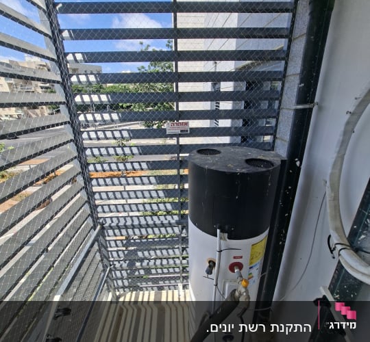 מרפסת עם דוד שמש ורשת למניעת יונים